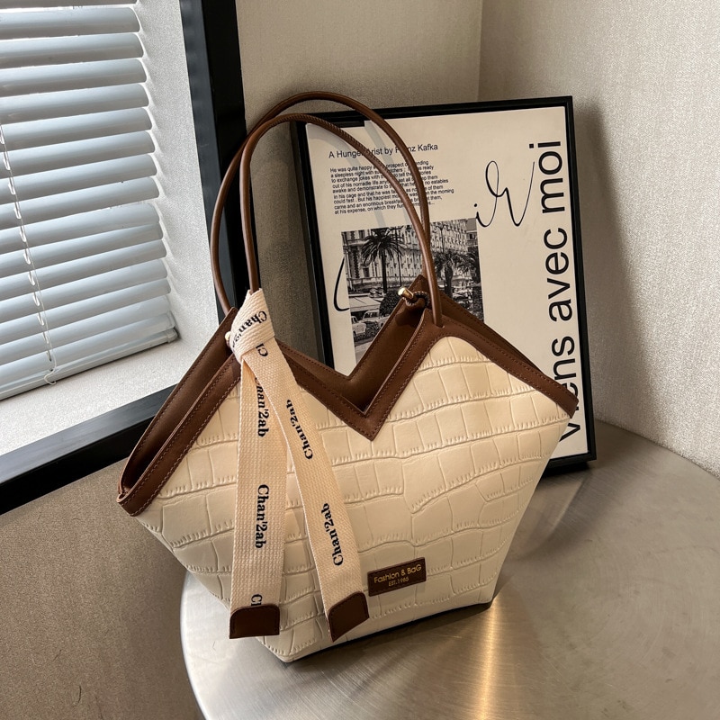 2023 European and American New Fashion Women's Small Design Shoulder Bag Elegant Large Capacity Tote Bag Dropshipping