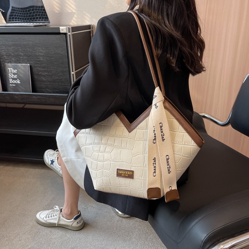 2023 유럽과 미국의 새로운 패션 여성의 작은 디자인 숄더 백 우아한 대용량 토트 백 Dropshipping