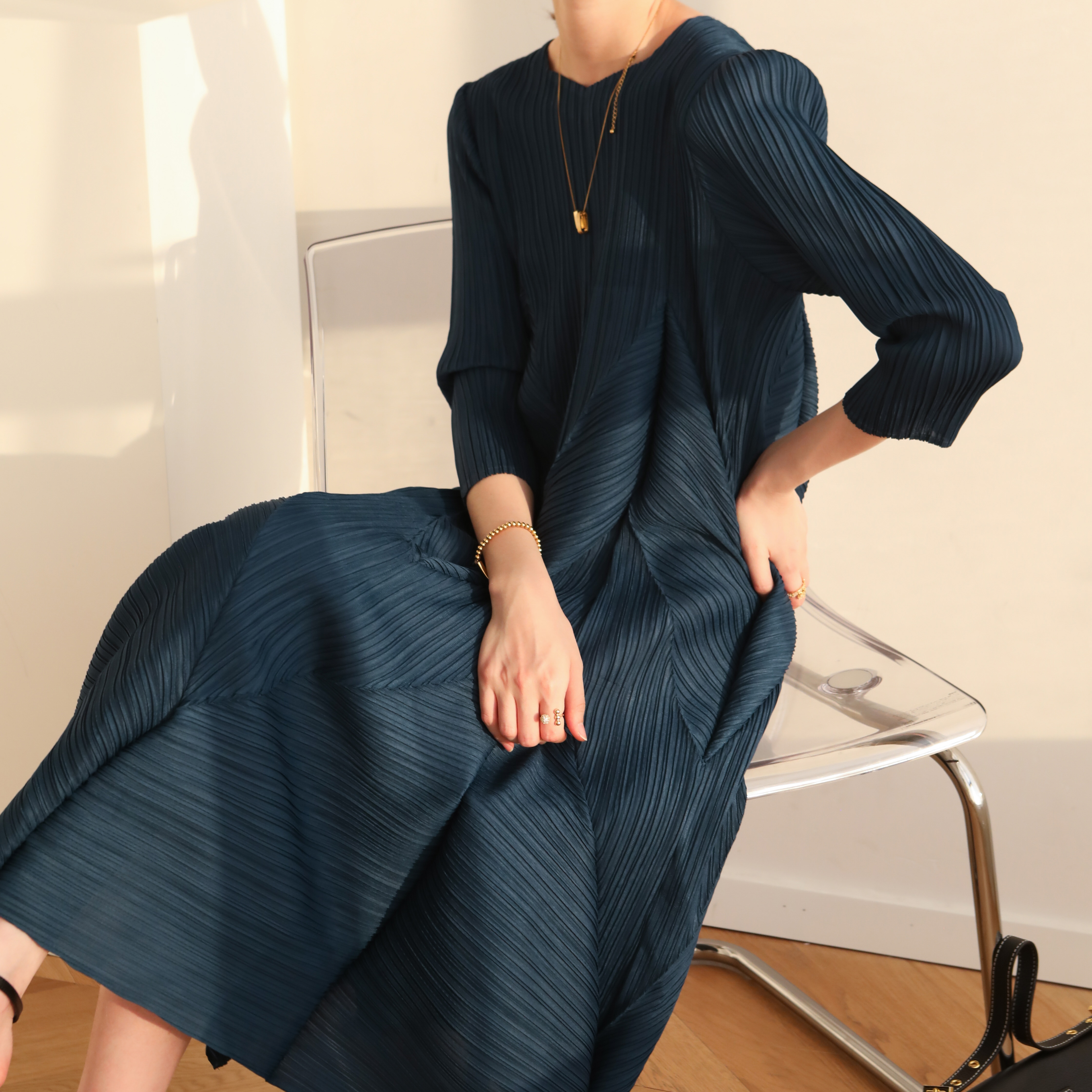 The new  Autumn Instagram-inspired Miyake pleated V-neck fashion European Street slimming mid-length dress