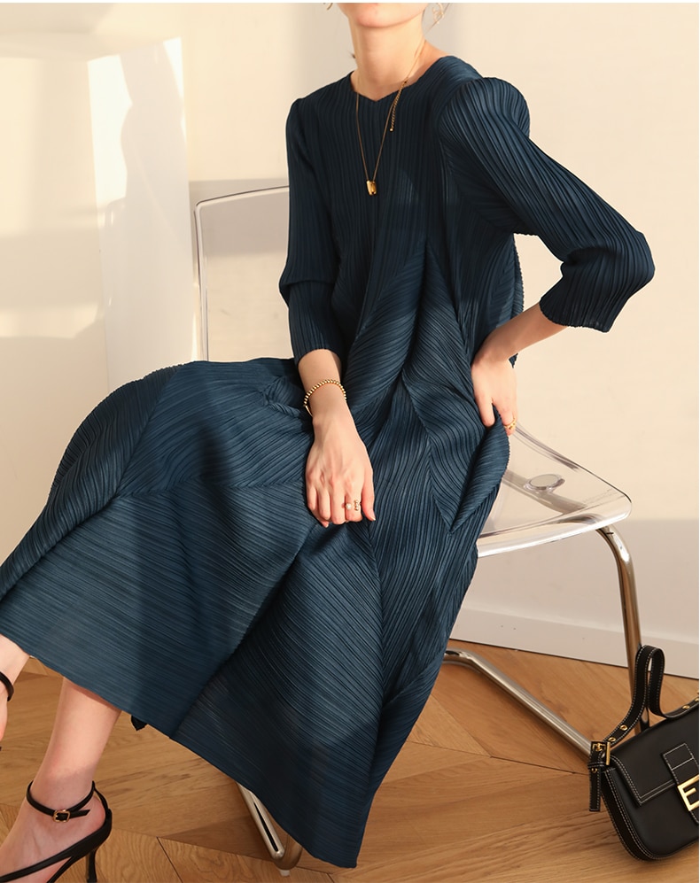 The new  Autumn Instagram-inspired Miyake pleated V-neck fashion European Street slimming mid-length dress - Images 7