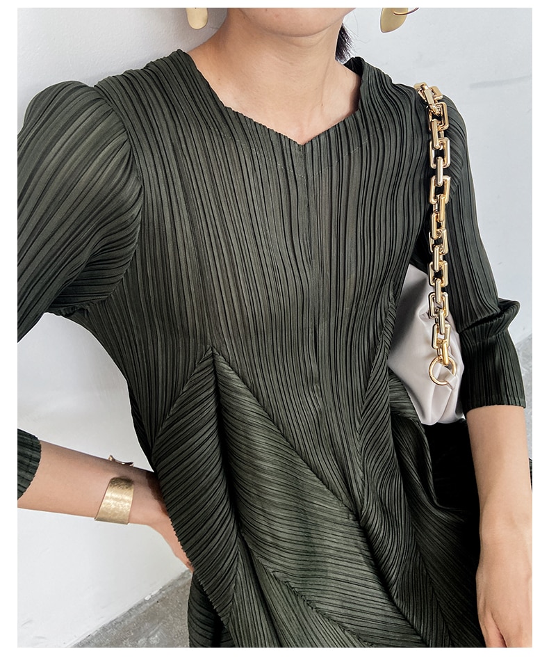 The new  Autumn Instagram-inspired Miyake pleated V-neck fashion European Street slimming mid-length dress - Images 11