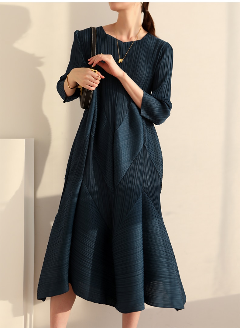 The new  Autumn Instagram-inspired Miyake pleated V-neck fashion European Street slimming mid-length dress - Images 8