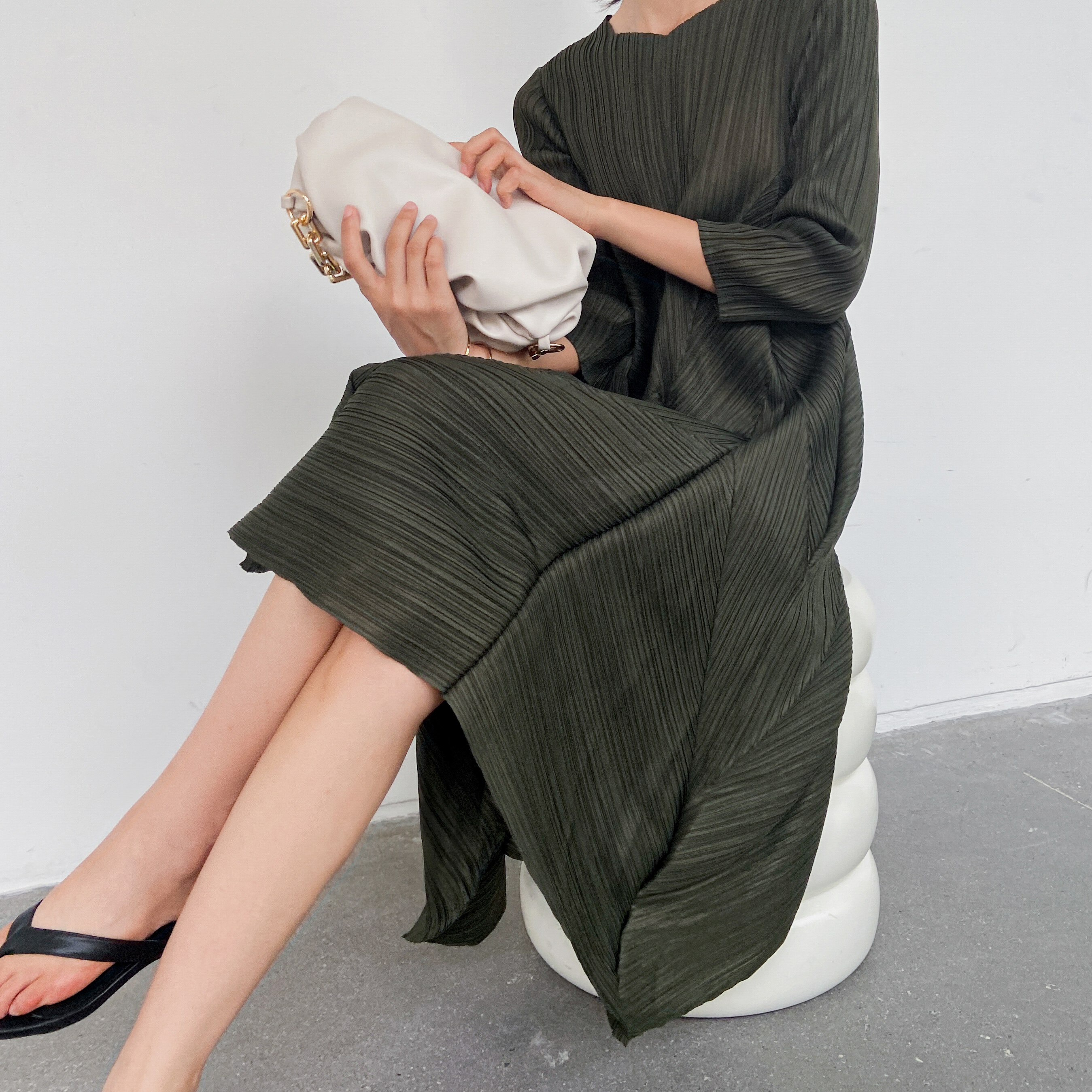 The new  Autumn Instagram-inspired Miyake pleated V-neck fashion European Street slimming mid-length dress