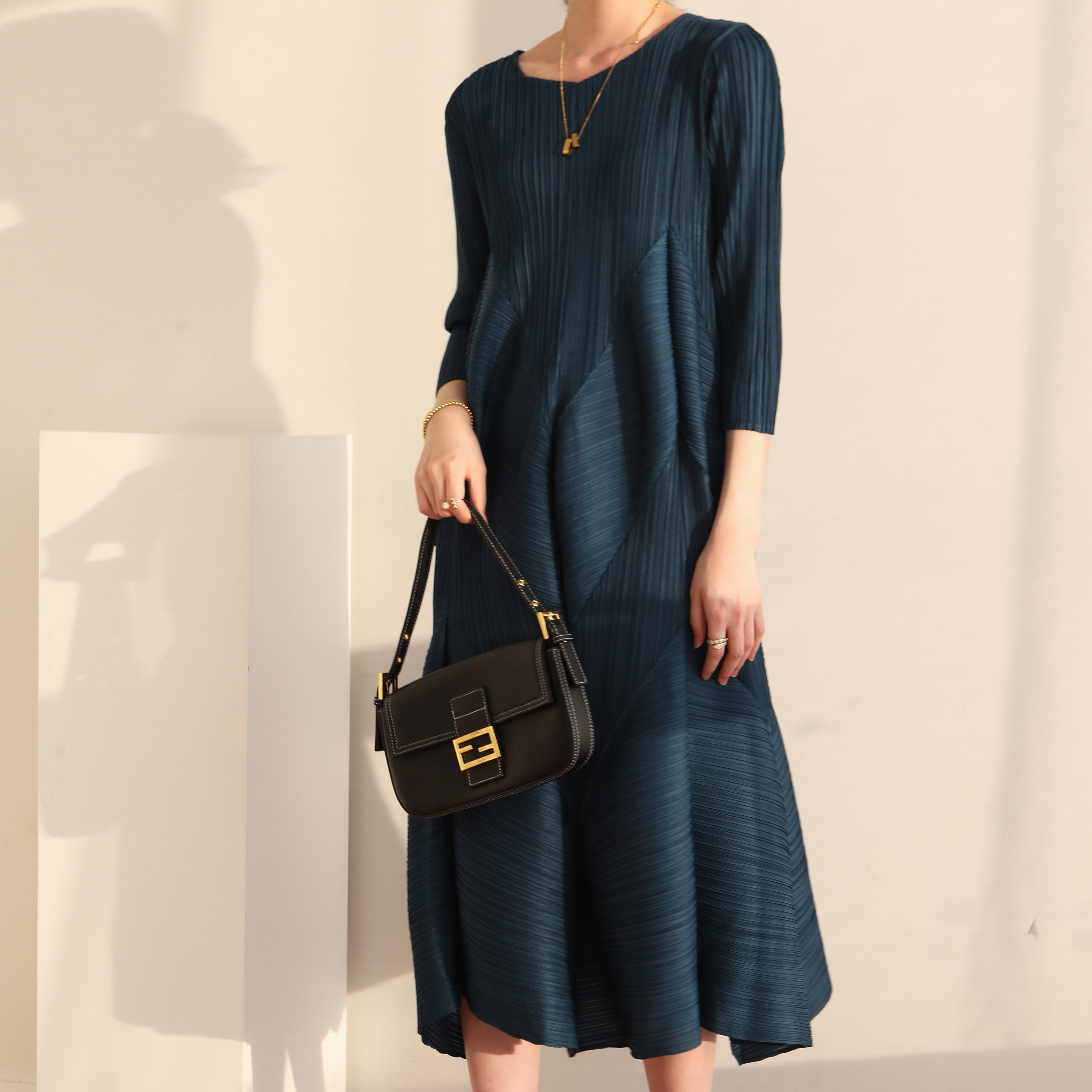 The new  Autumn Instagram-inspired Miyake pleated V-neck fashion European Street slimming mid-length dress