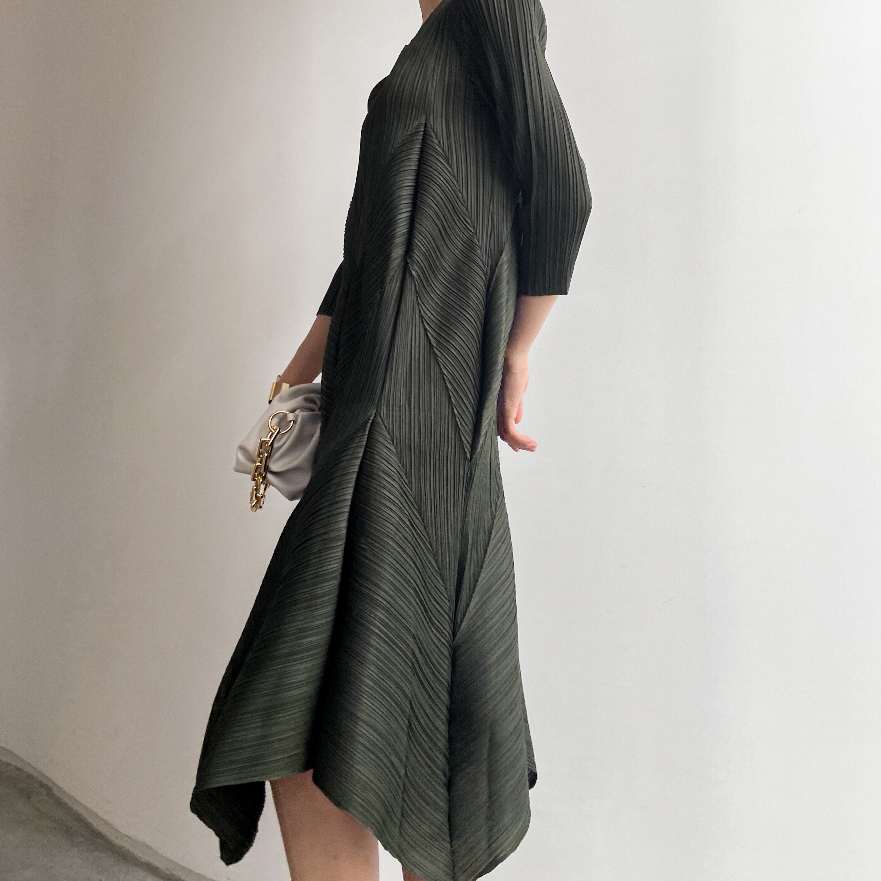 The new  Autumn Instagram-inspired Miyake pleated V-neck fashion European Street slimming mid-length dress