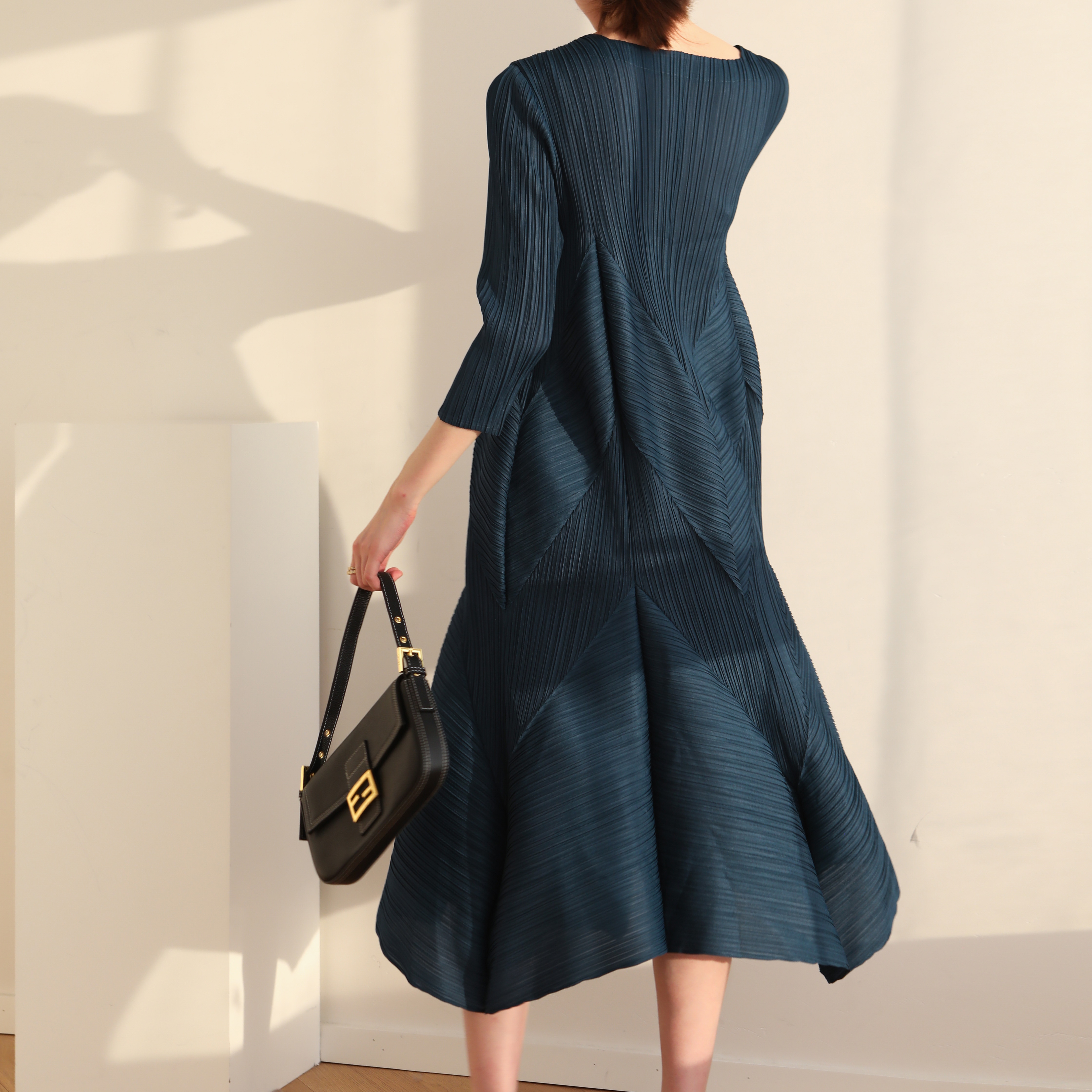 The new  Autumn Instagram-inspired Miyake pleated V-neck fashion European Street slimming mid-length dress