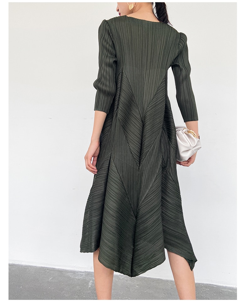 The new  Autumn Instagram-inspired Miyake pleated V-neck fashion European Street slimming mid-length dress - Images 12