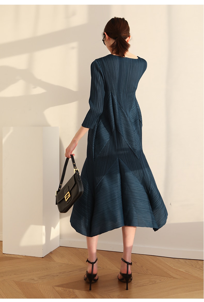 The new  Autumn Instagram-inspired Miyake pleated V-neck fashion European Street slimming mid-length dress - Images 6