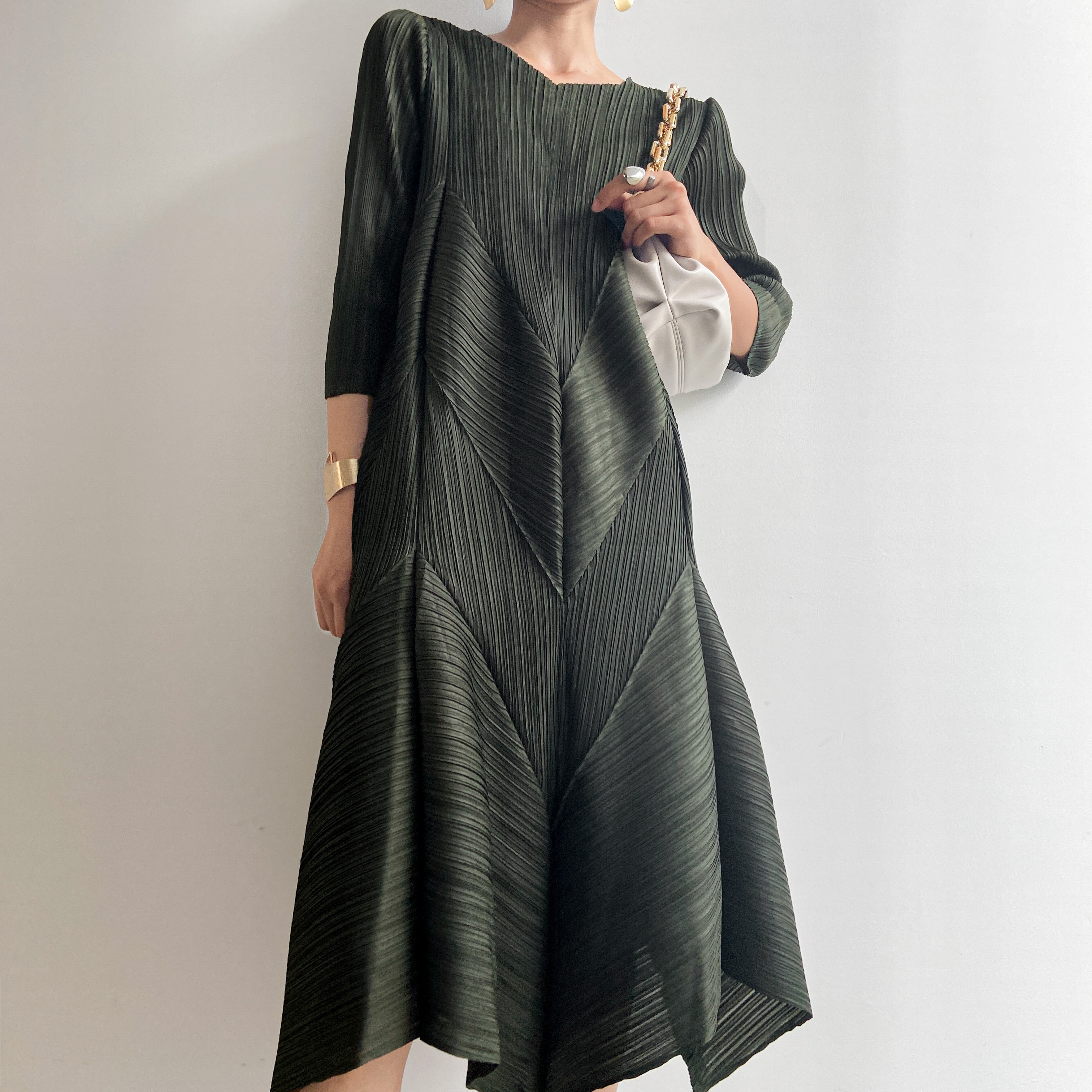 The new  Autumn Instagram-inspired Miyake pleated V-neck fashion European Street slimming mid-length dress